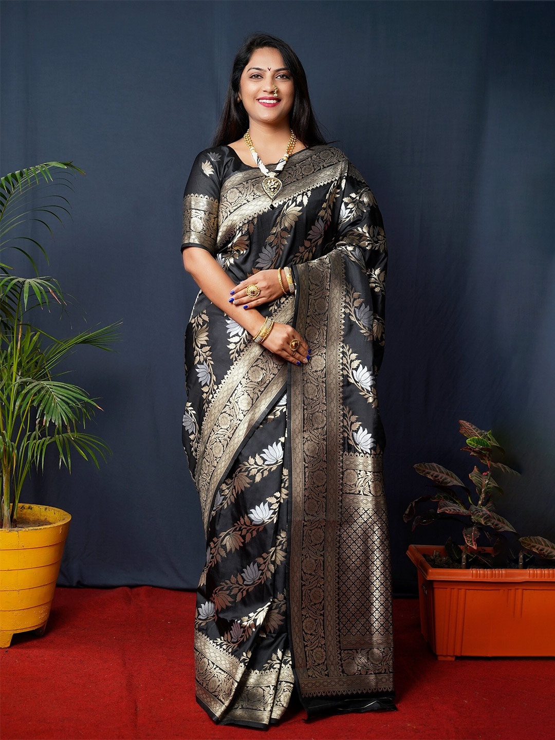 

AVANTIKA FASHION Floral Pure Silk Banarasi Zari Saree With Blouse Piece, Black