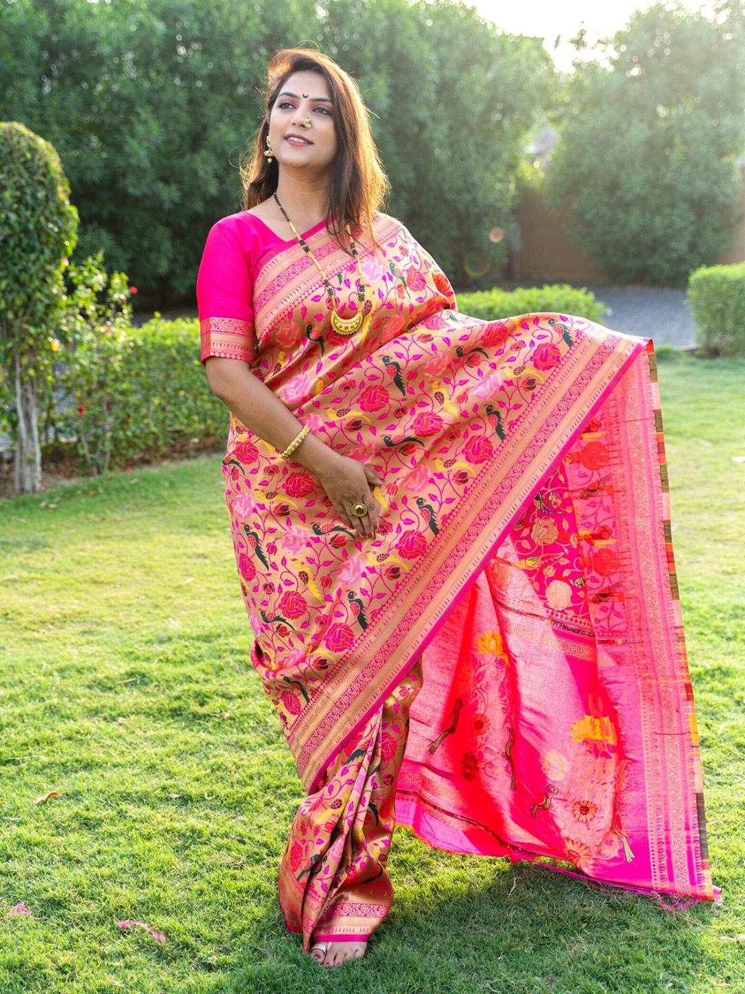 

AVANTIKA FASHION Floral Woven Design Zari Pure Silk Paithani Saree, Pink