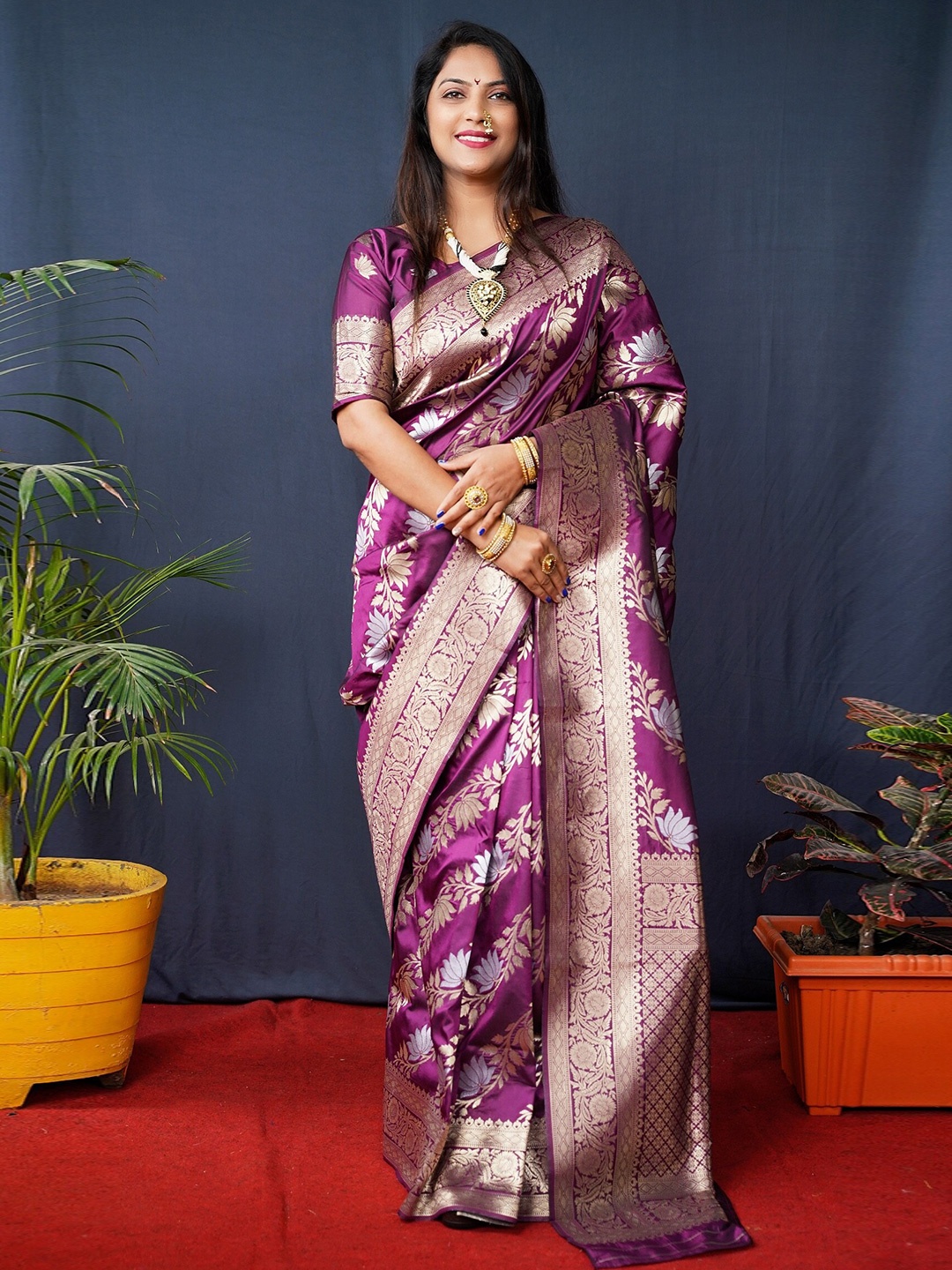 

AVANTIKA FASHION Floral Pure Silk Banarasi Zari Saree With Blouse Piece, Burgundy