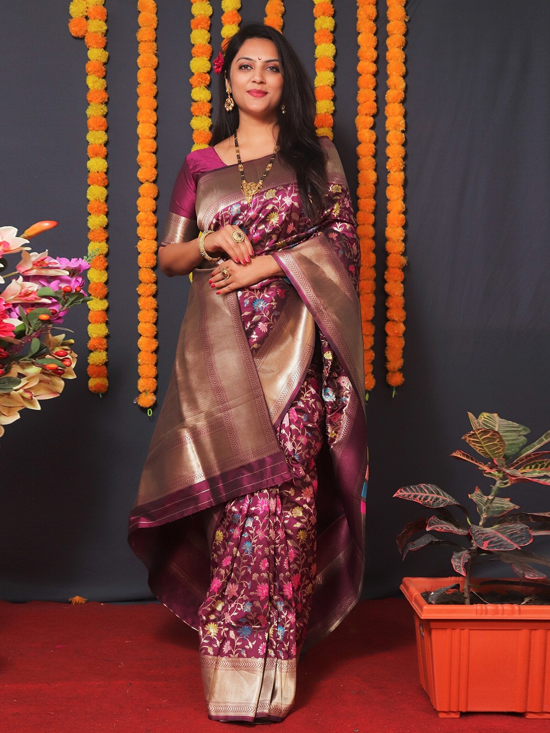 

AVANTIKA FASHION Floral Woven Design Zari Pure Silk Banarasi Saree, Maroon