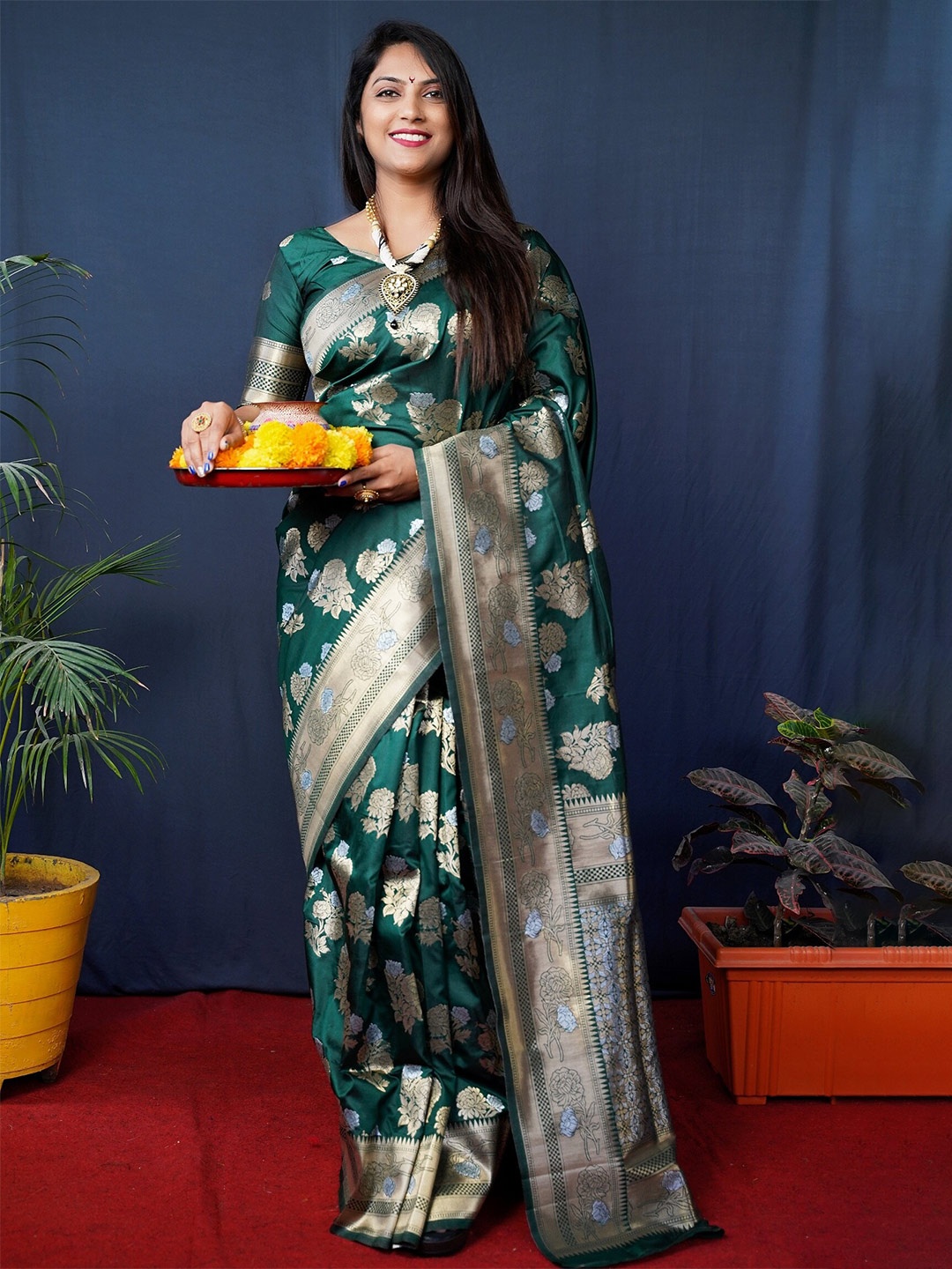 

AVANTIKA FASHION Floral Pure Silk Banarasi Zari Saree With Blouse Piece, Green