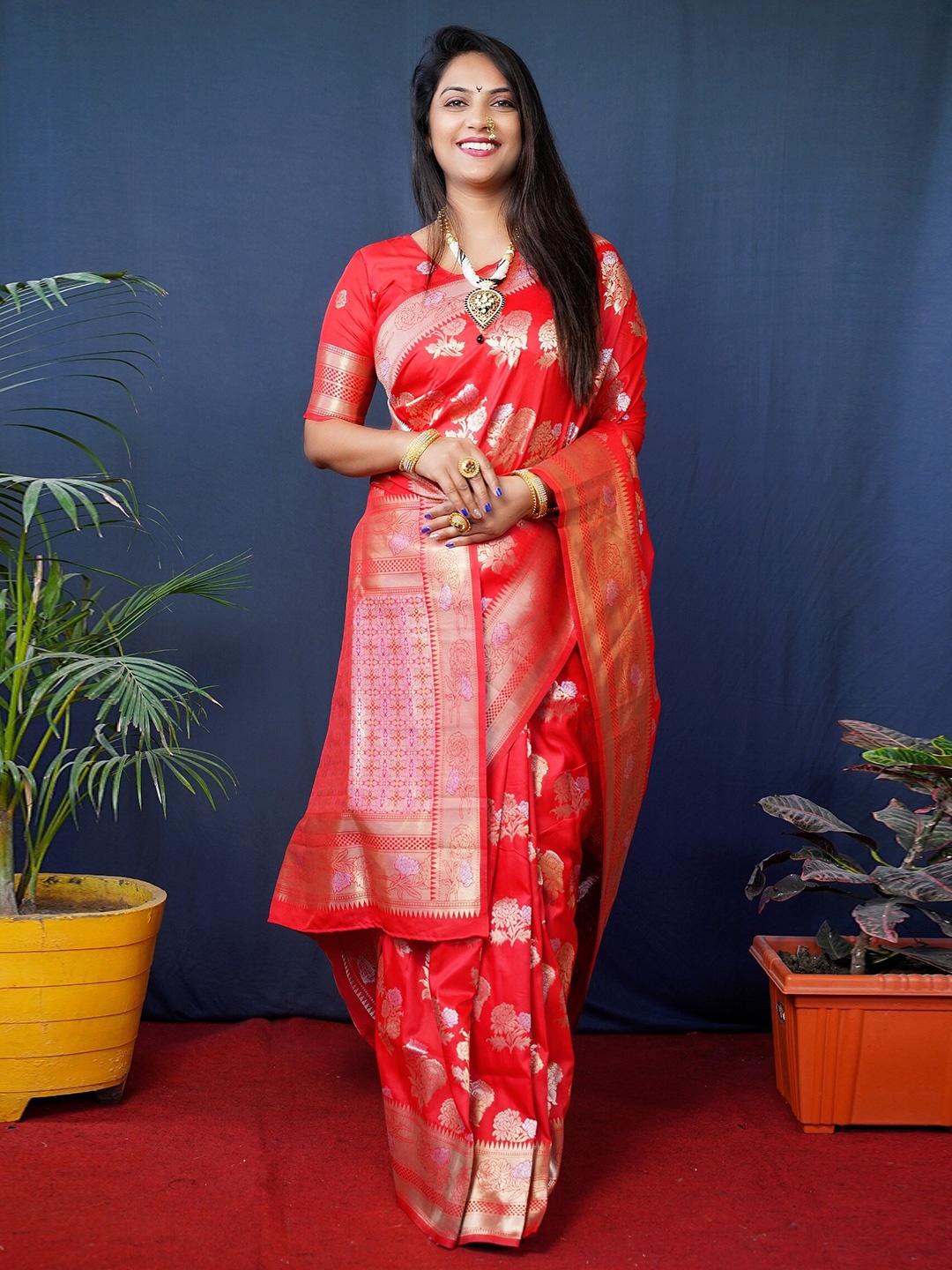

AVANTIKA FASHIONFloral Woven Design Zari Pure Silk Banarasi Saree, Red