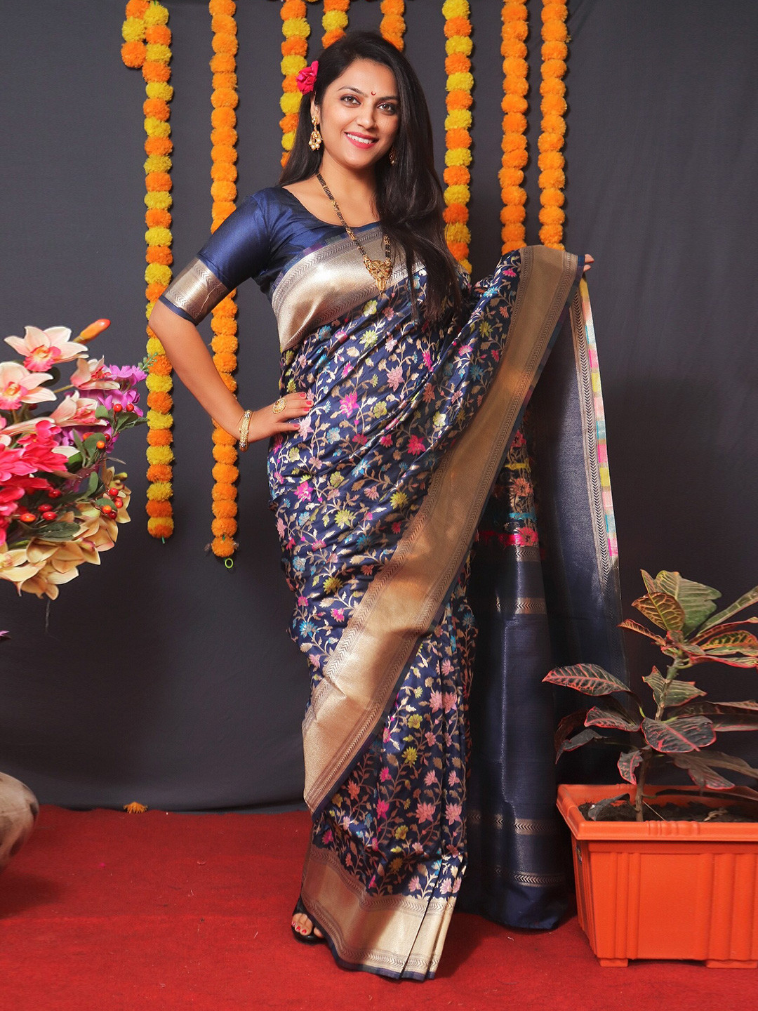 

AVANTIKA FASHION Floral Pure Silk Banarasi Zari Saree With Blouse Piece, Navy blue