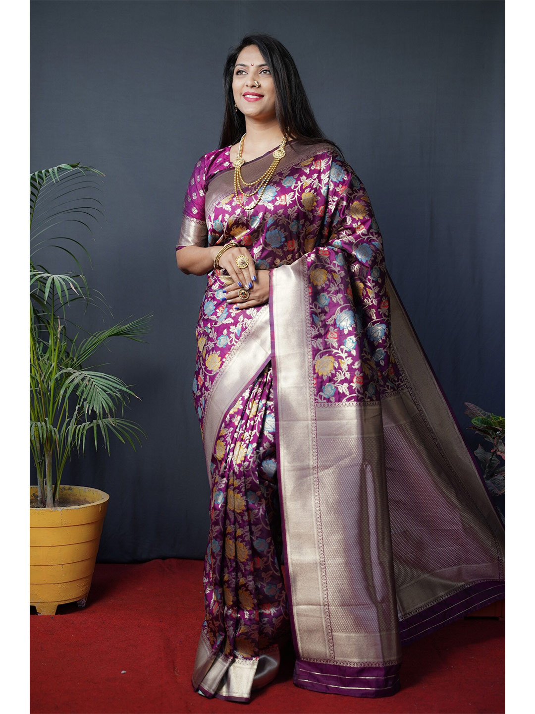 

AVANTIKA FASHION Floral Woven Design Zari Pure Silk Banarasi Saree, Burgundy