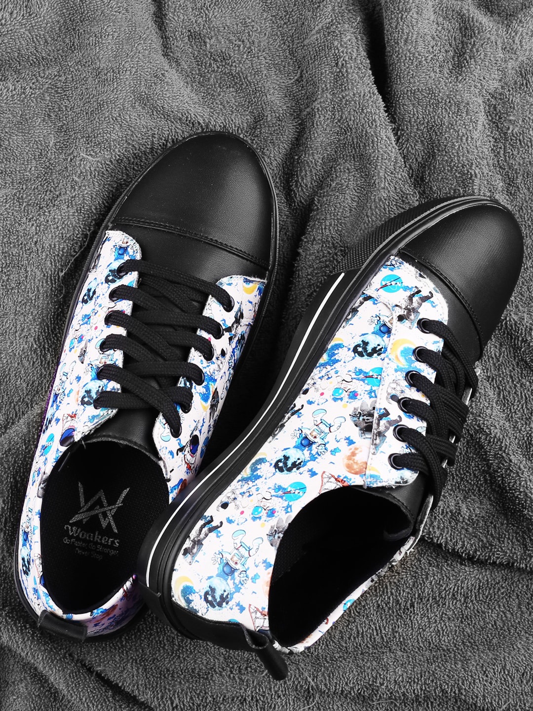 

Woakers Men Printed Waterproof Lining Sneakers, Black