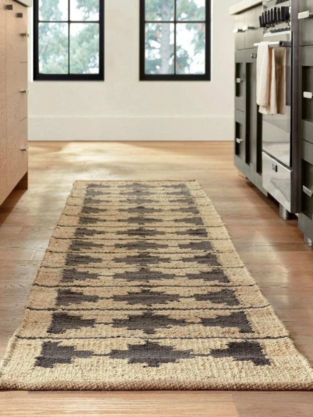 

THE HANDMADE FLAIR Beige & Black Printed Jute Rug Carpet