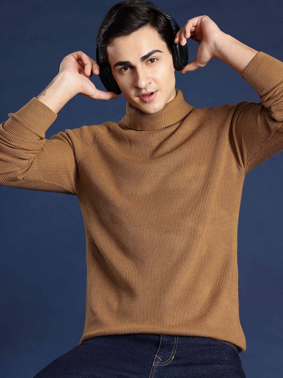

Mast & Harbour Men Solid Acrylic Pullover, Brown