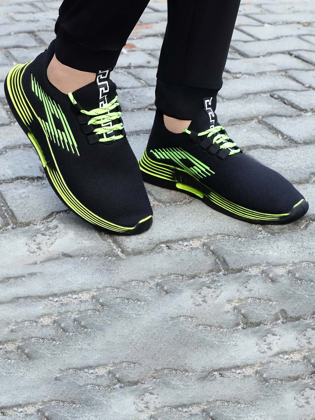 

aadi Men Printed Lightweight Mesh Comfort Insole Contrast Sole Sneakers, Green