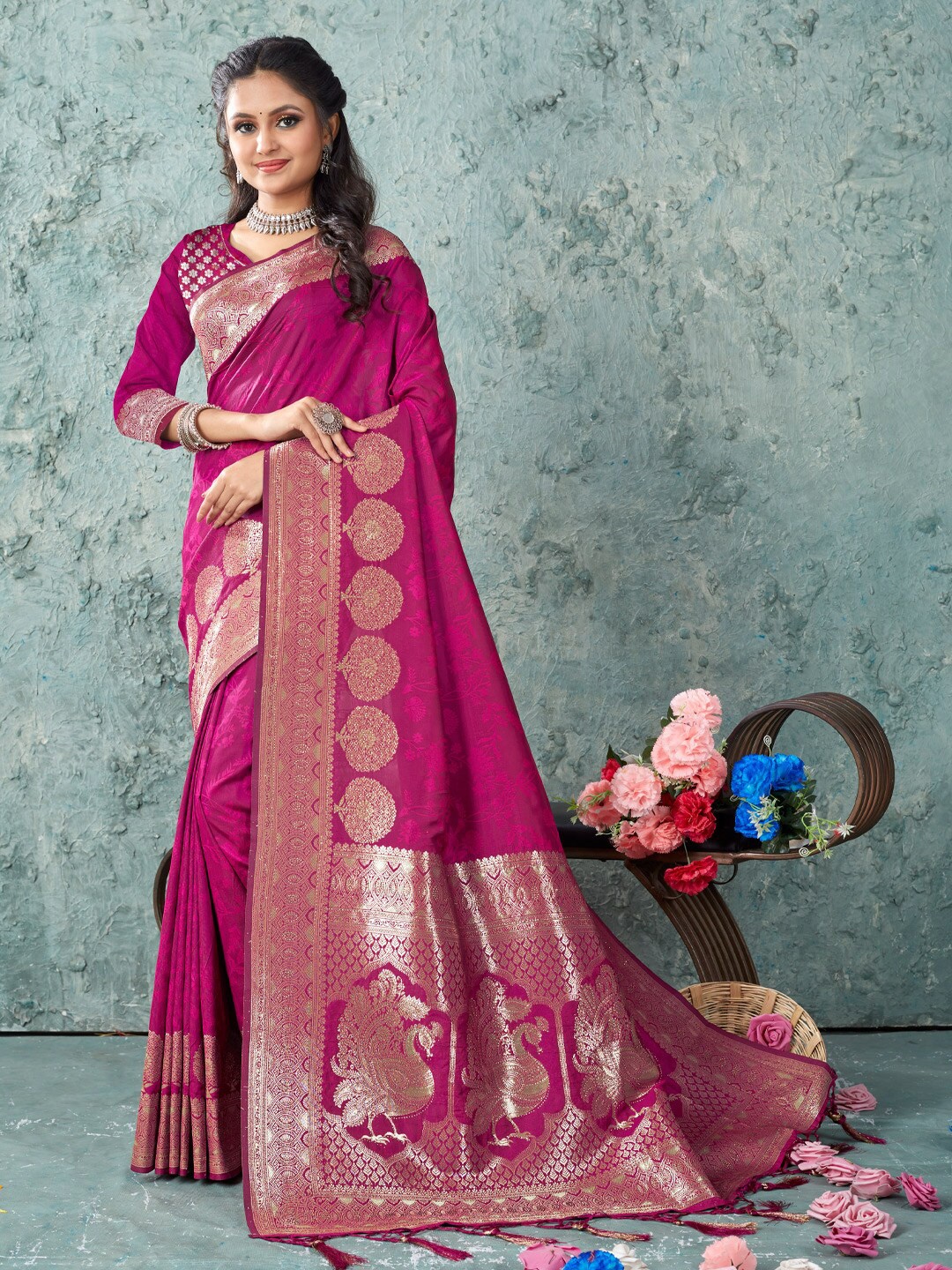 

SANGAM PRINTS Floral Woven Design Zari Saree, Pink