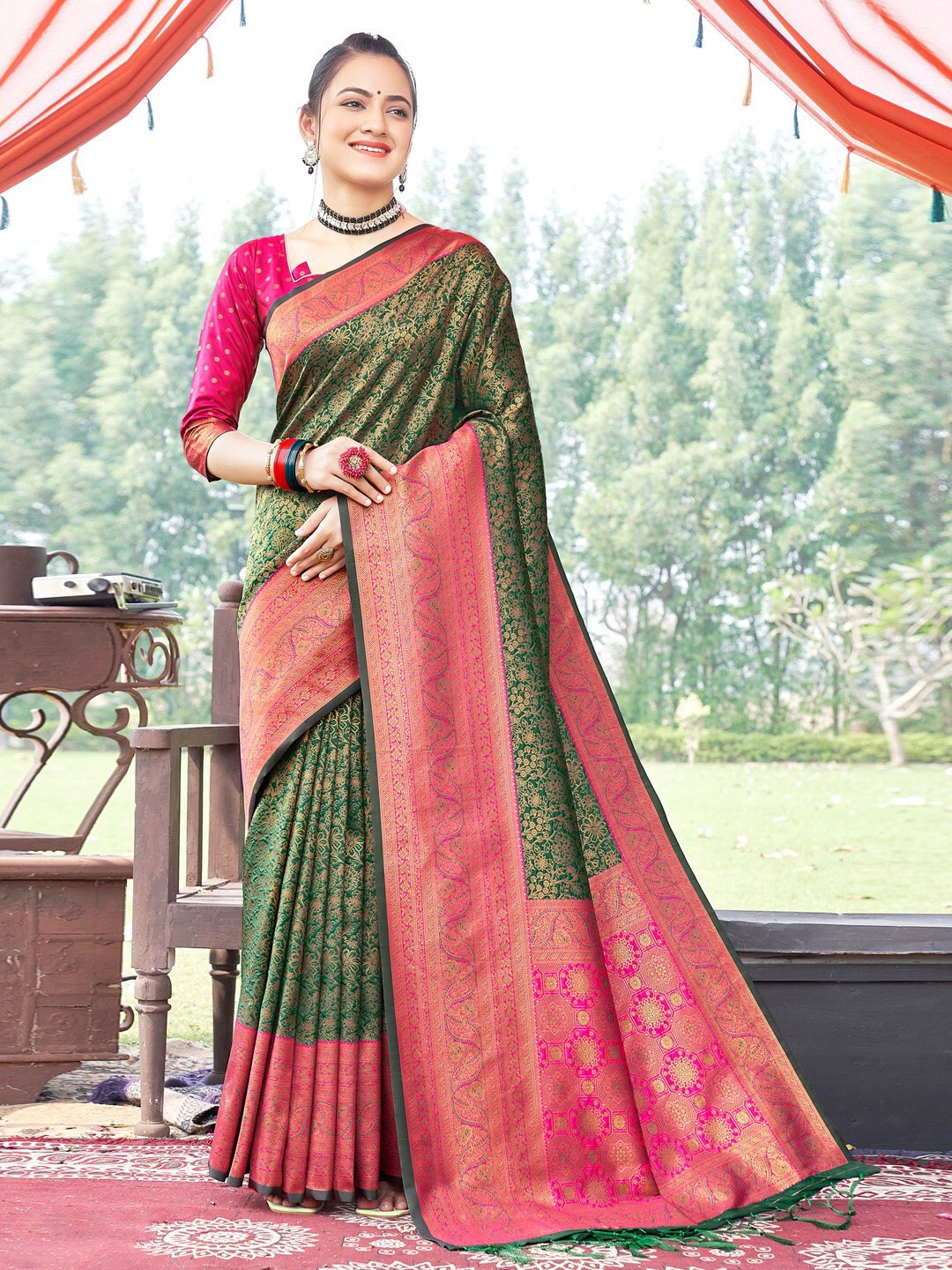 

SANGAM PRINTS Floral Woven Design Zari Saree, Green