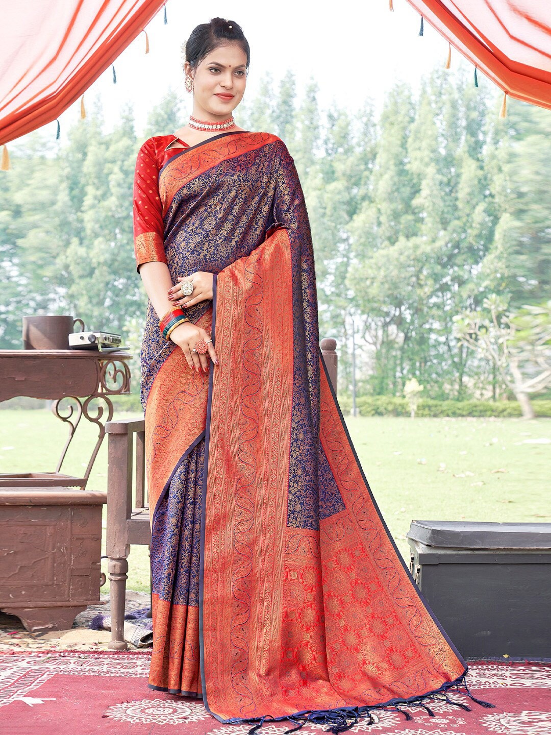

SANGAM PRINTS Floral Woven Design Zari Saree, Navy blue