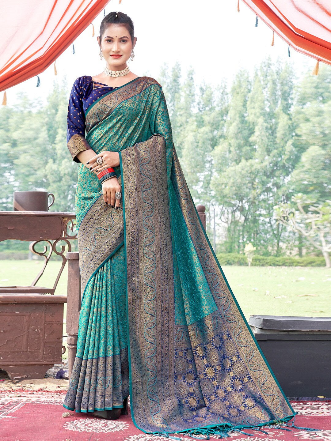 

SANGAM PRINTS Floral Woven Design Zari Saree, Sea green