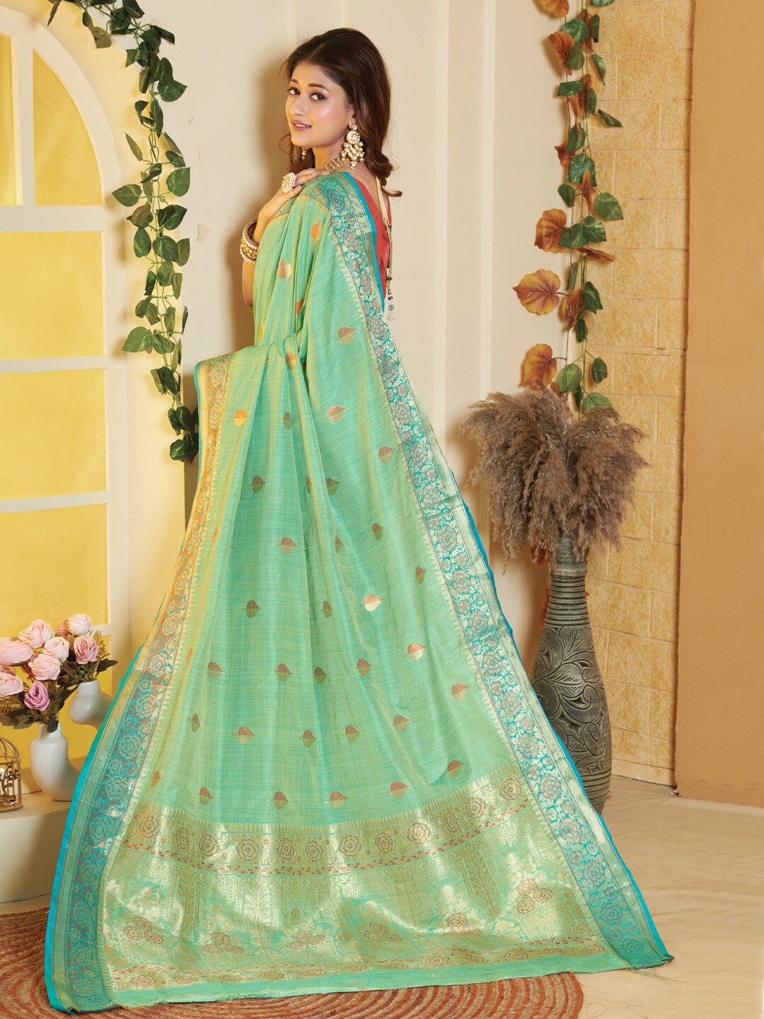 

SANGAM PRINTS Ethnic Motif Woven Design Zari Pure Silk Banarasi Saree, Green