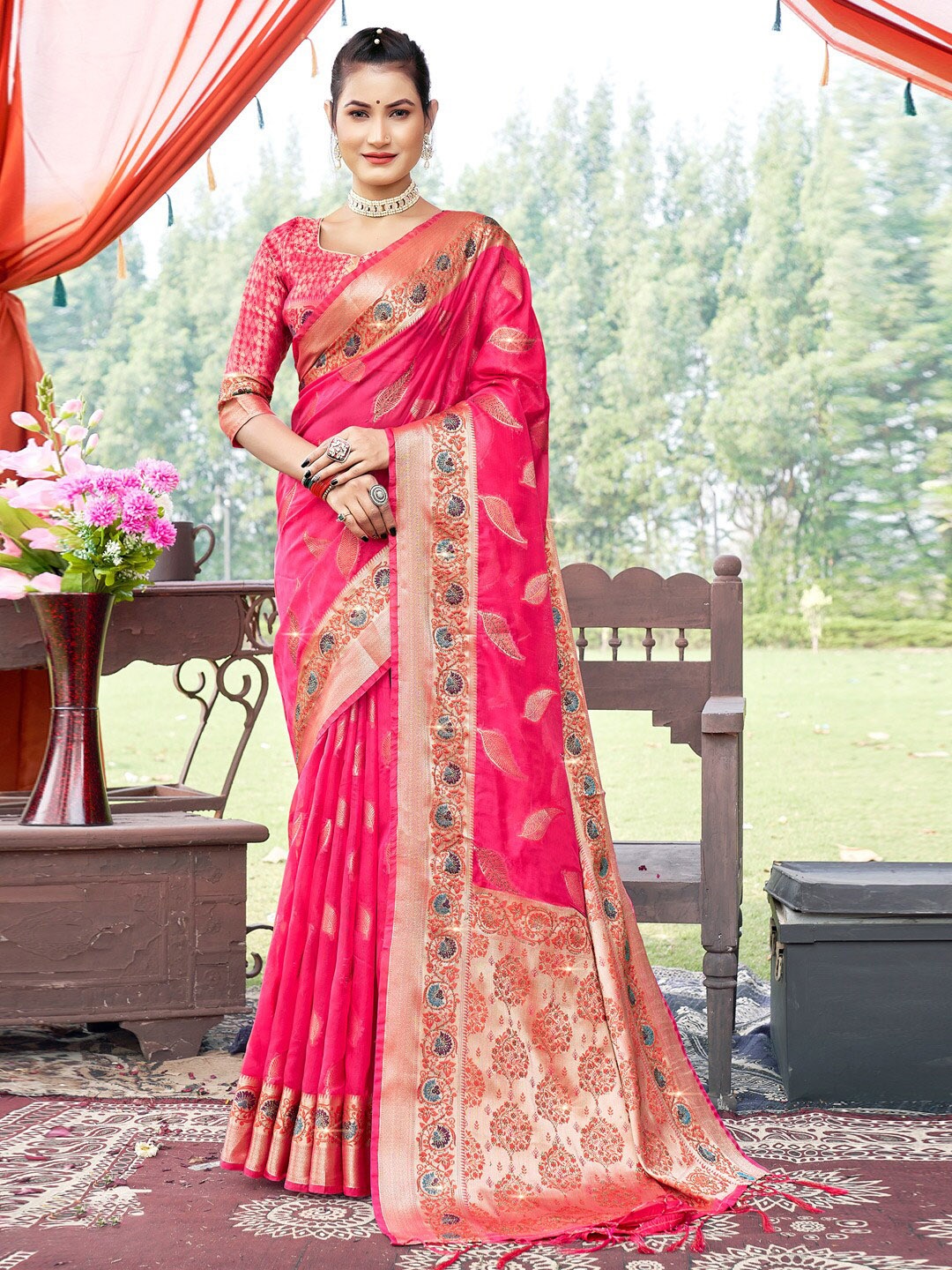 

SANGAM PRINTS Floral Woven Design Zari Organza Saree, Pink