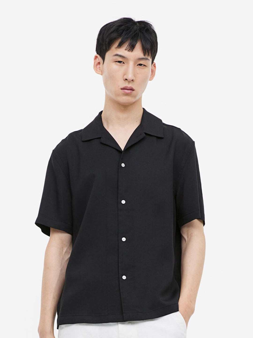 

H&M Men Regular Fit Short-Sleeved Lyocell Shirt, Black
