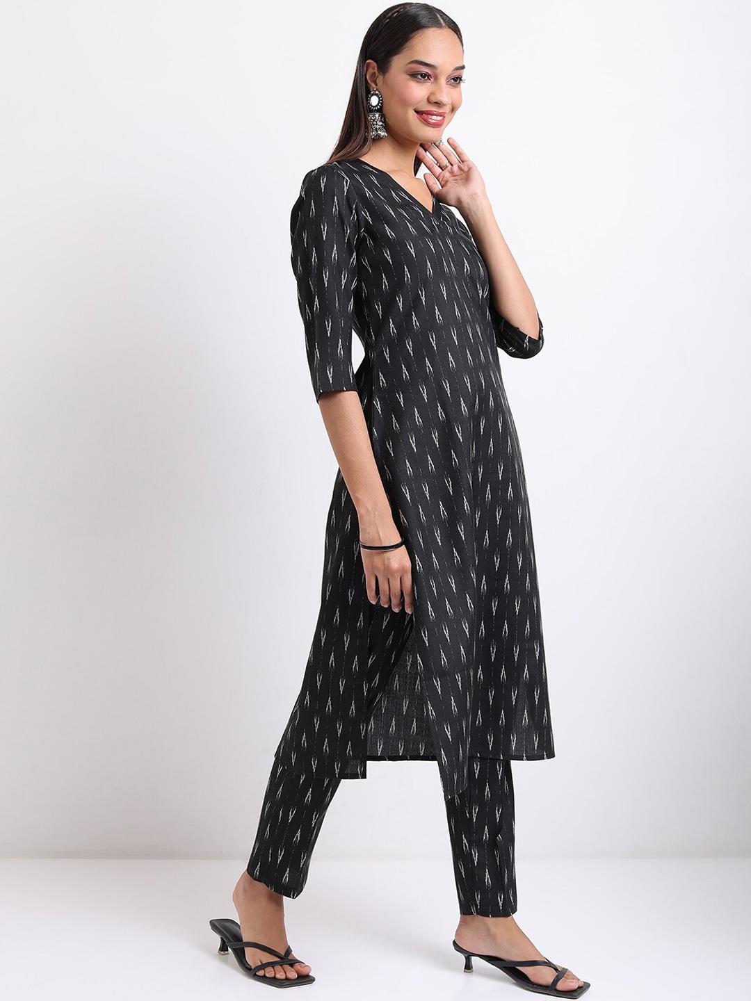 

KETCH Ethnic Motifs Printed Straight Kurta with Trousers, Black