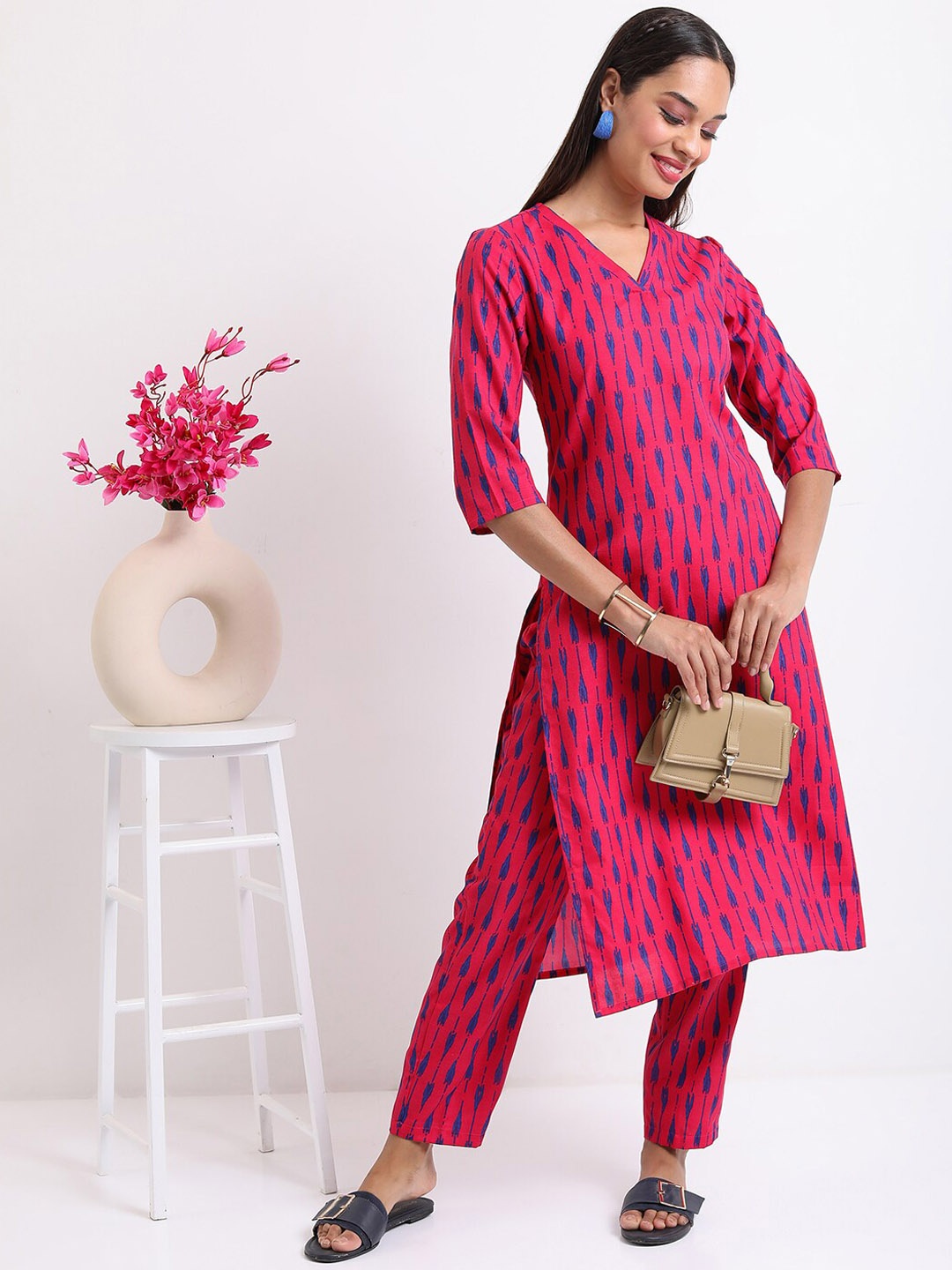 

KETCH V-Neck Ethnic Motifs Printed Straight Kurta with Trousers, Pink