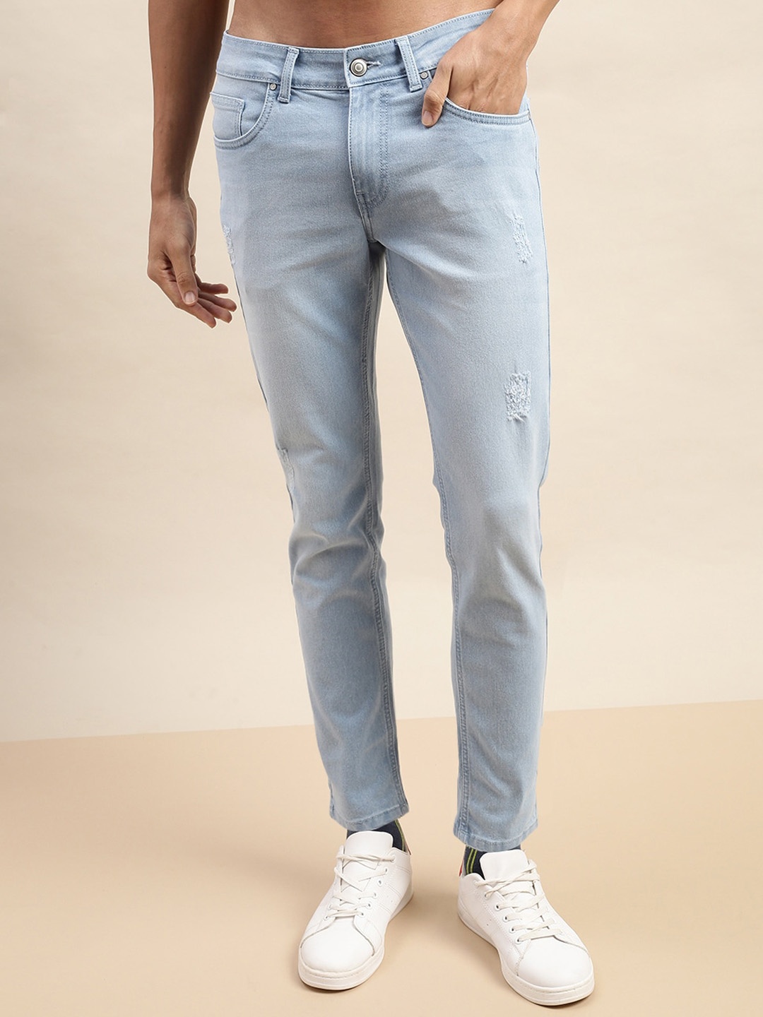 

VEIRDO Men Blue Original Slim Fit Mildly Distressed Light Fade Stretchable Jeans