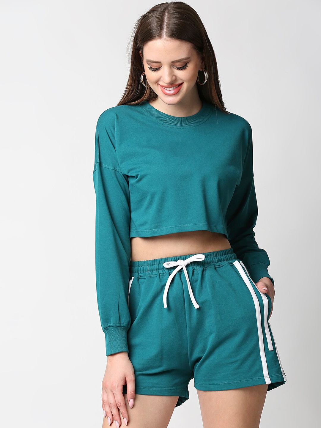 

ANWAIND Women Green Crop Top With Shorts