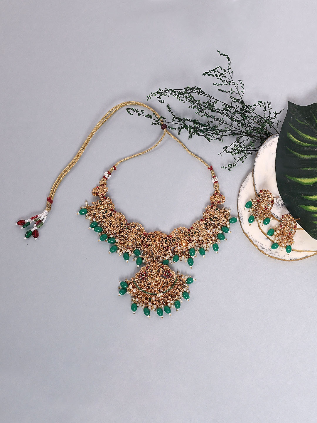 

ROFARWORD Gold-Plated Kundan-Studded & Beaded Jewellery Set