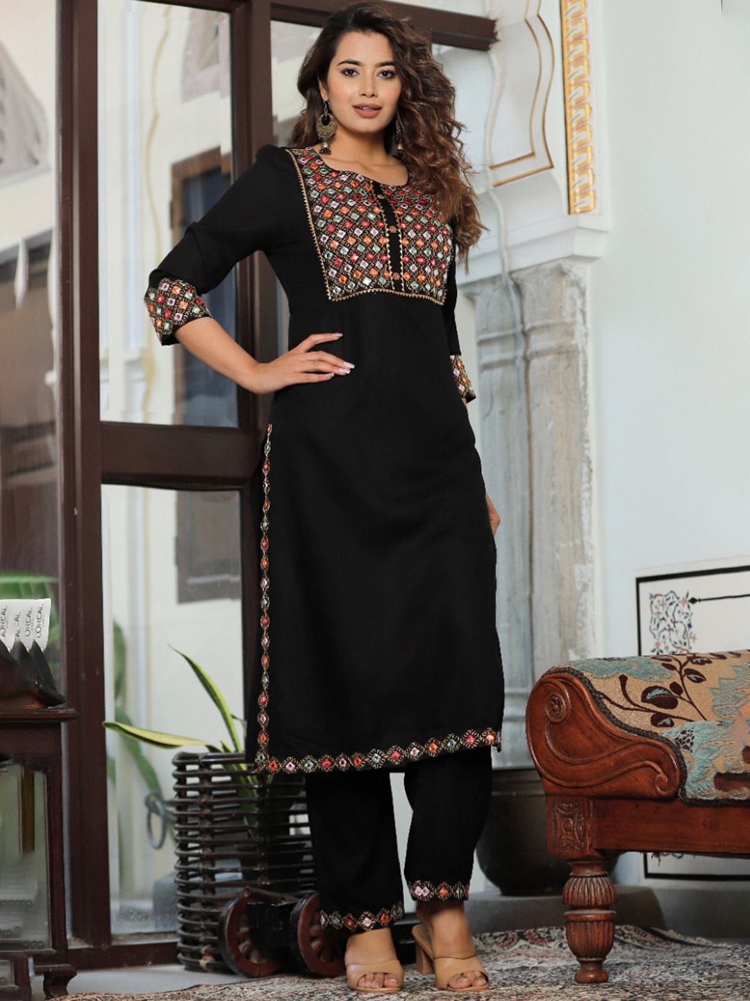 

PNEHA Ethnic Motifs Embroidered Mirror Work Kurta with Trousers, Black