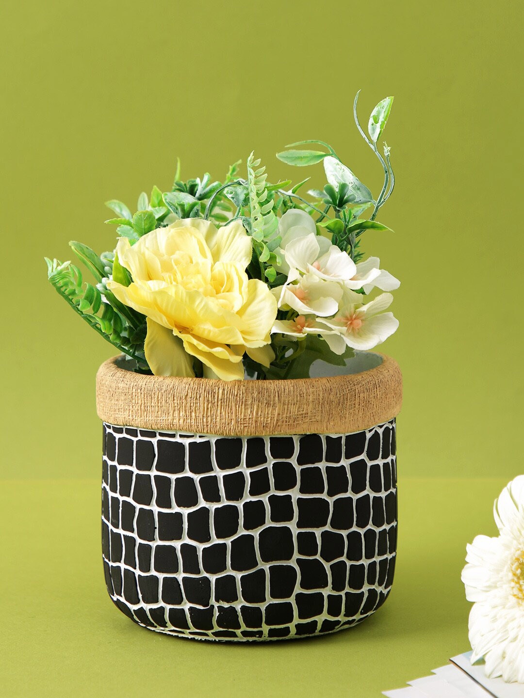 

TAYHAA Black & White Textured Ceramic Planter
