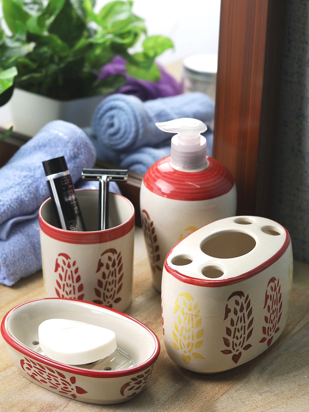 

VarEesha Red & White Set Of 4 Paisley Printed Ceramic Bath Accessories