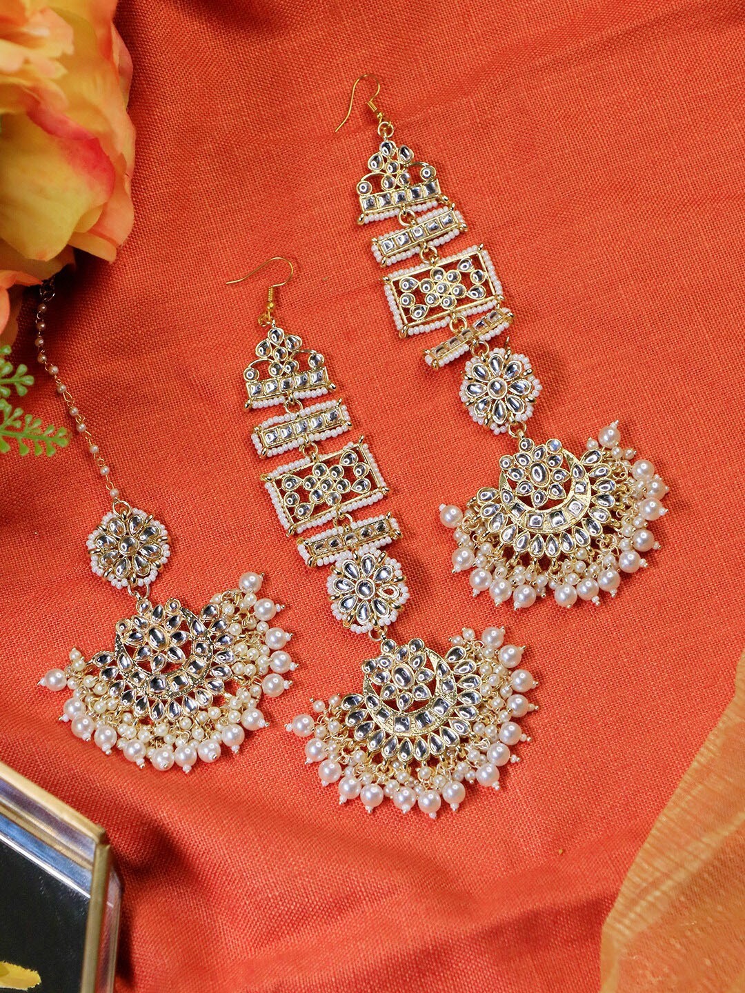 

Ishhaara Brass-Plated Kundan Maang Tika and Earrings, Gold