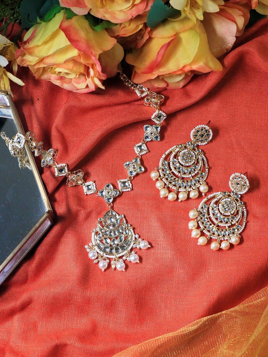 

Ishhaara Brass-Plated Kundan Maang Tika and Earrings, Gold