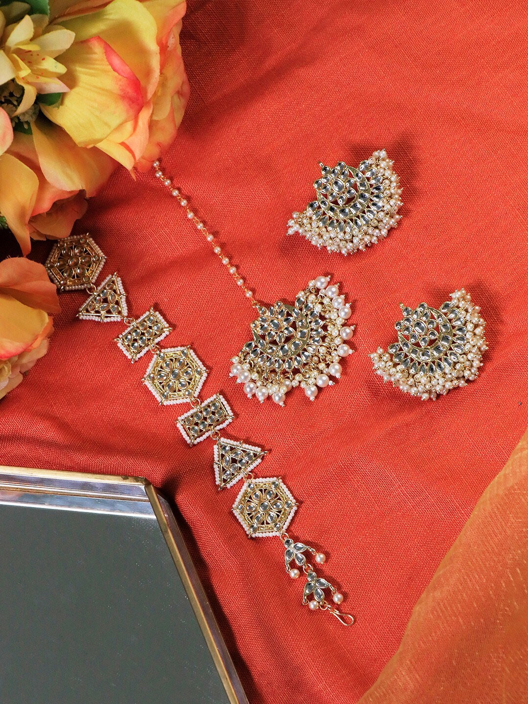 

Ishhaara Brass-Plated Contemporary Studs Earrings & Maang Tikka, Gold