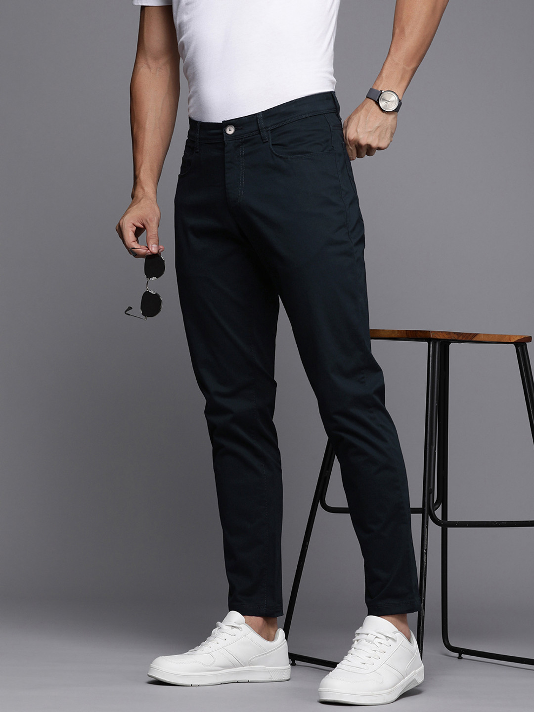 

Louis Philippe Jeans Men Flat Front Comfort Tapered Fit Low-Rise Chinos, Navy blue