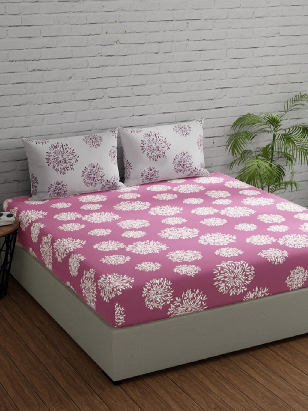 

Huesland Mauve Floral Pure Cotton 144 TC King Bedsheet With 2 Pillow Covers