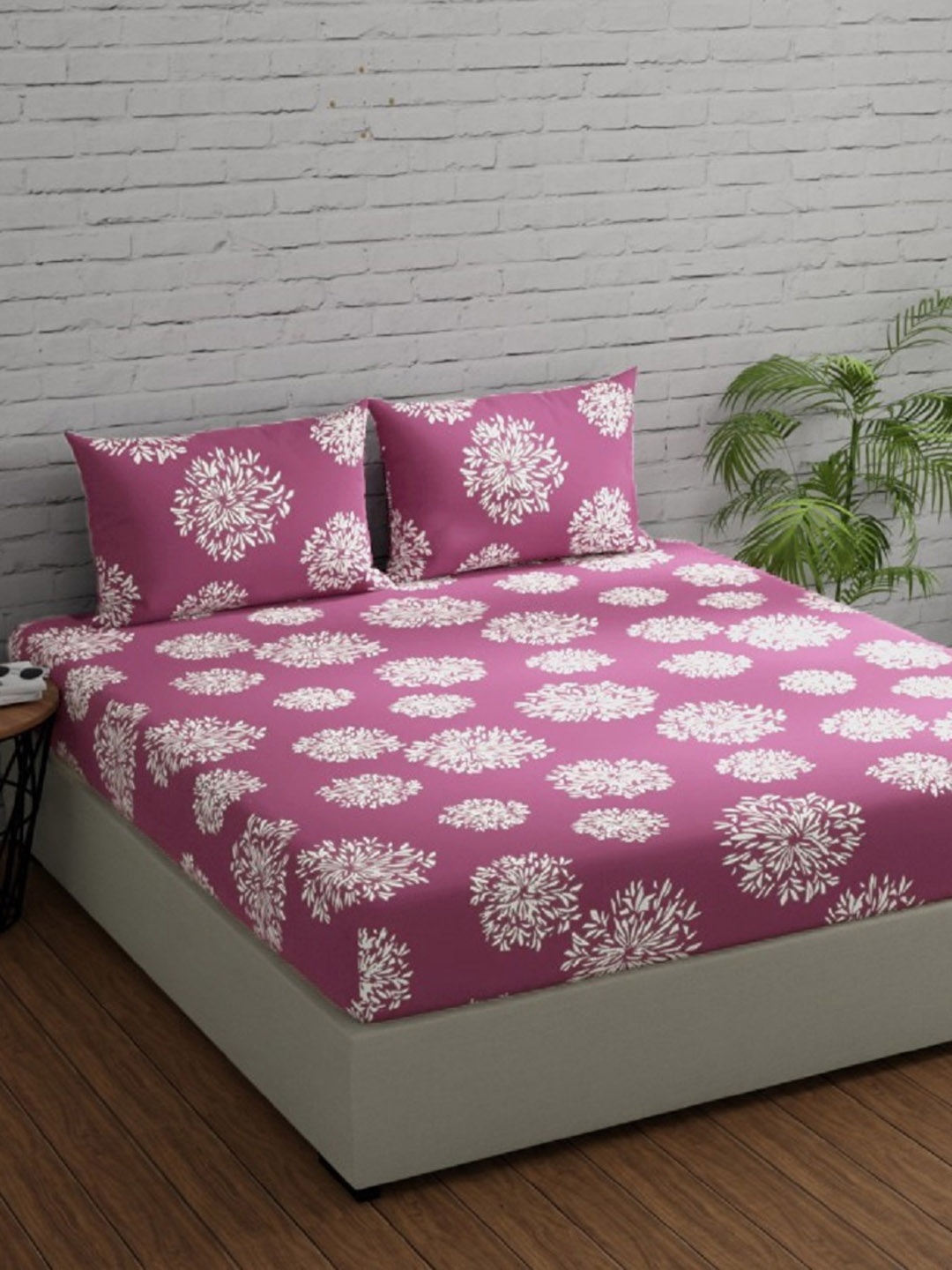 

Huesland Mauve Geometric Cotton 144 TC Queen Bedsheet With 2 Pillow Covers