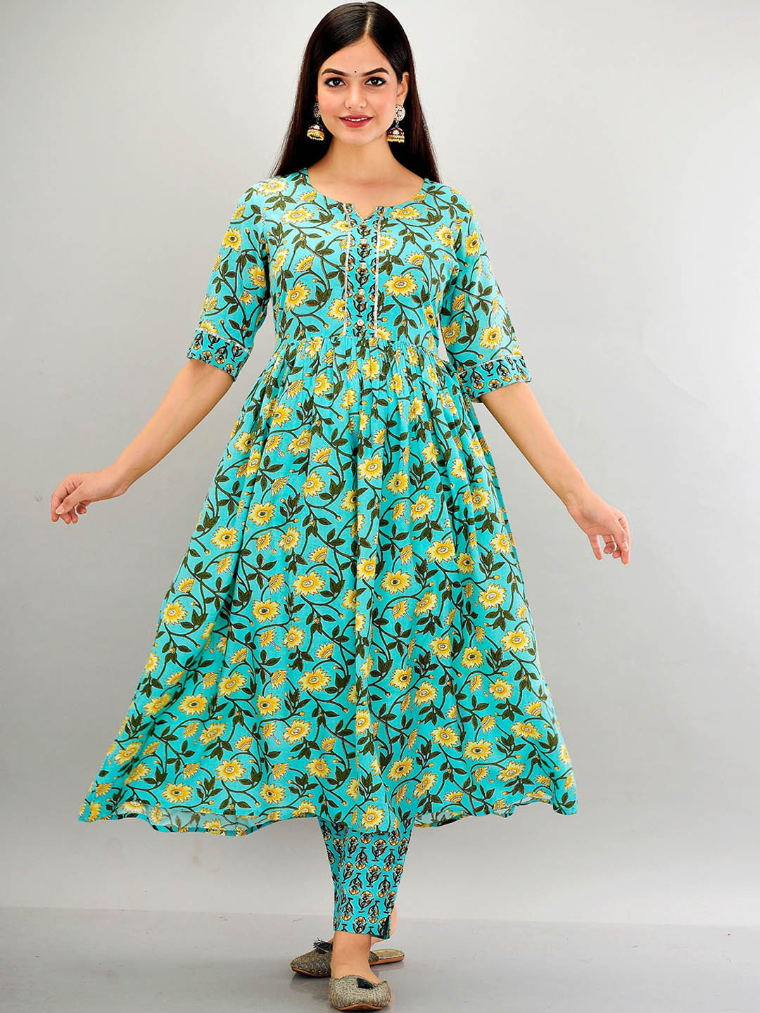 

METRO-FASHION Floral Printed Gotta Patti Kurta with Trousers, Turquoise blue