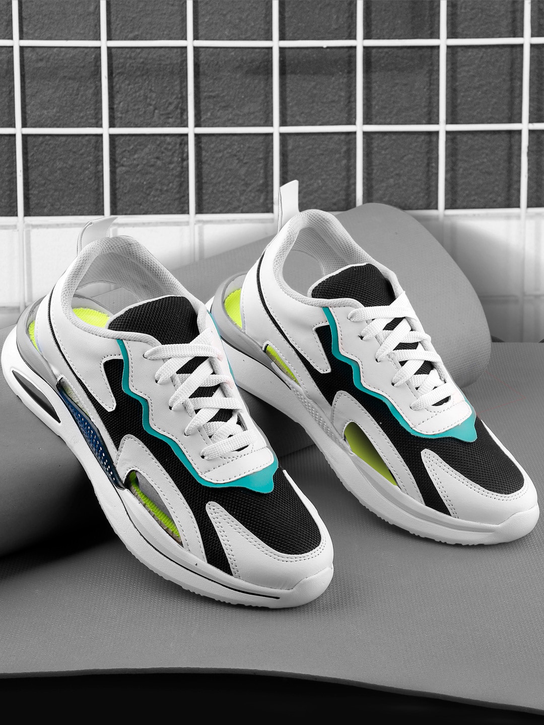 

Woakers Men Colourblocked Waterproof Lining Sneakers, White