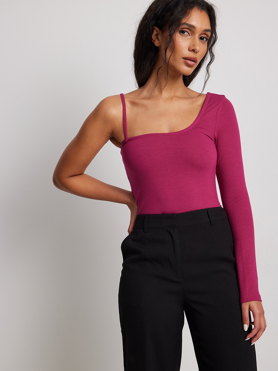 

NA-KD One Shoulder Strap Fitted Top, Magenta