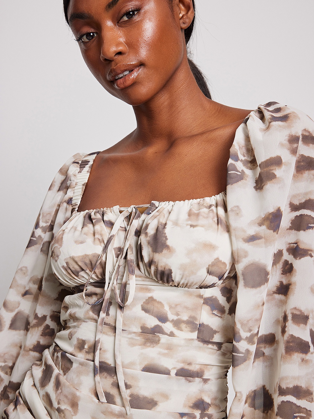 

NA-KD Printed Ruched Detail Empire Dress, White