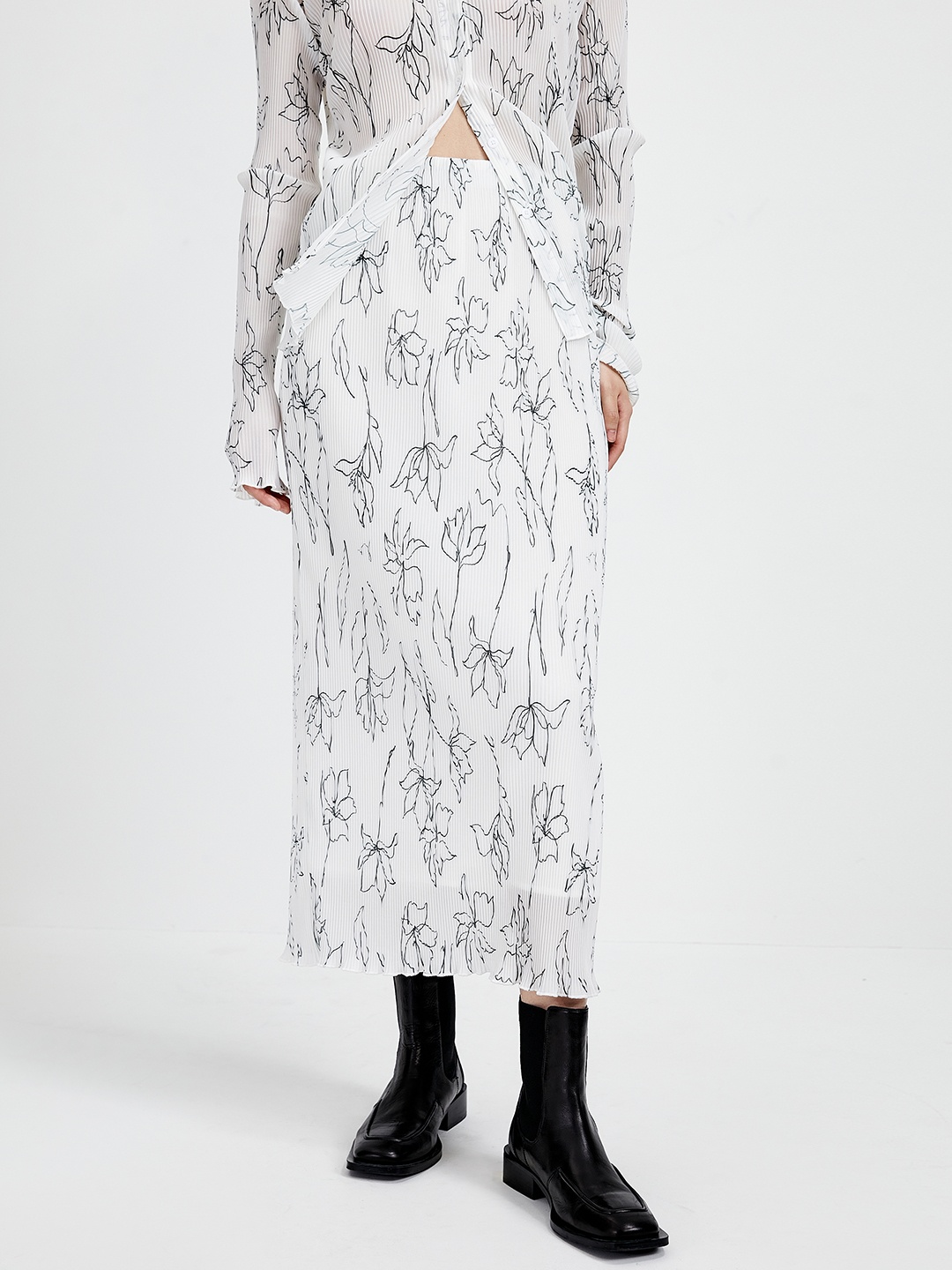 

Urban Revivo Pleated Floral Print Midi Straight Skirt, White