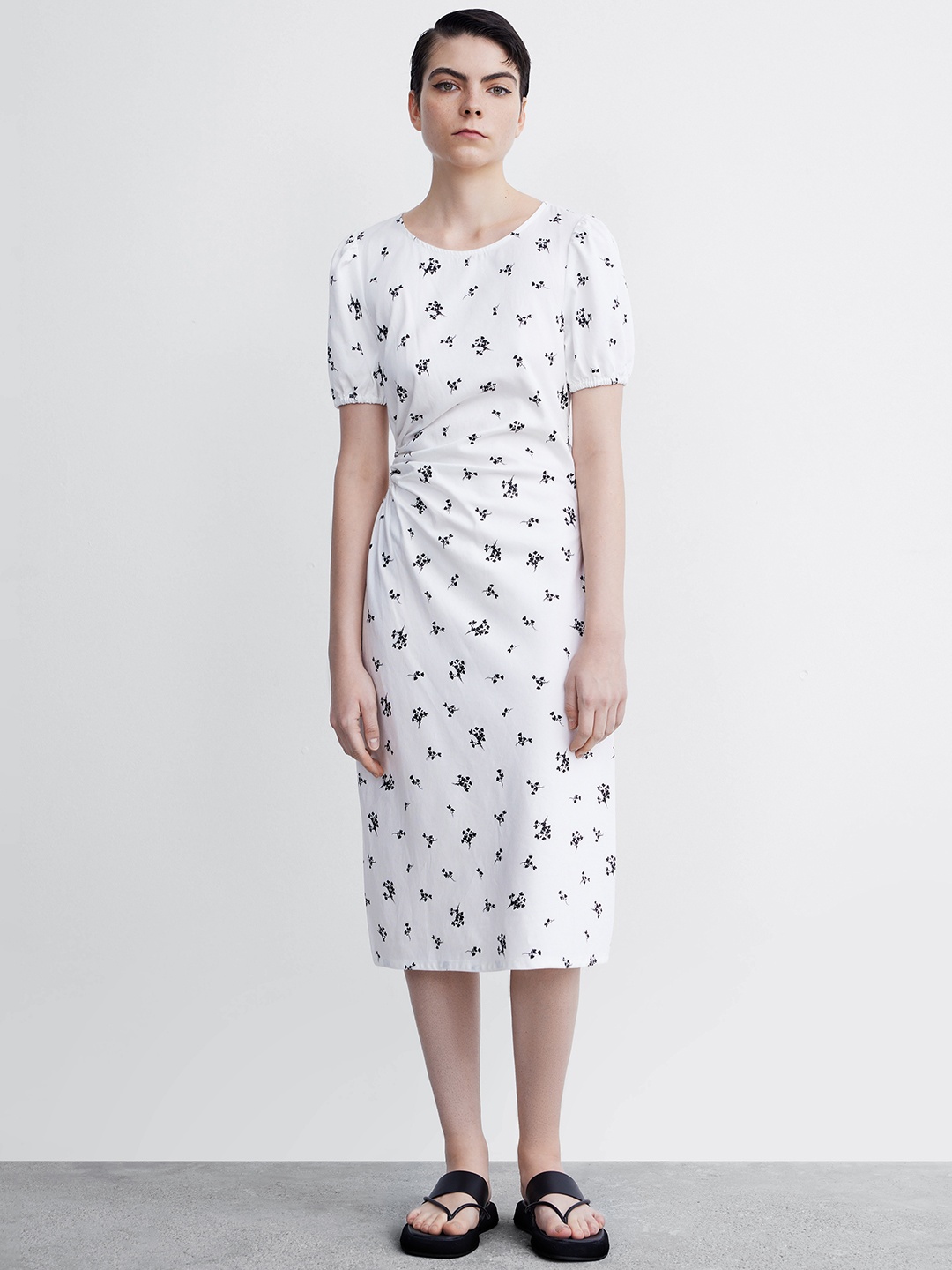 

Urban Revivo Floral Printed Ring Cut-Out Detailed Sheath Dress, White