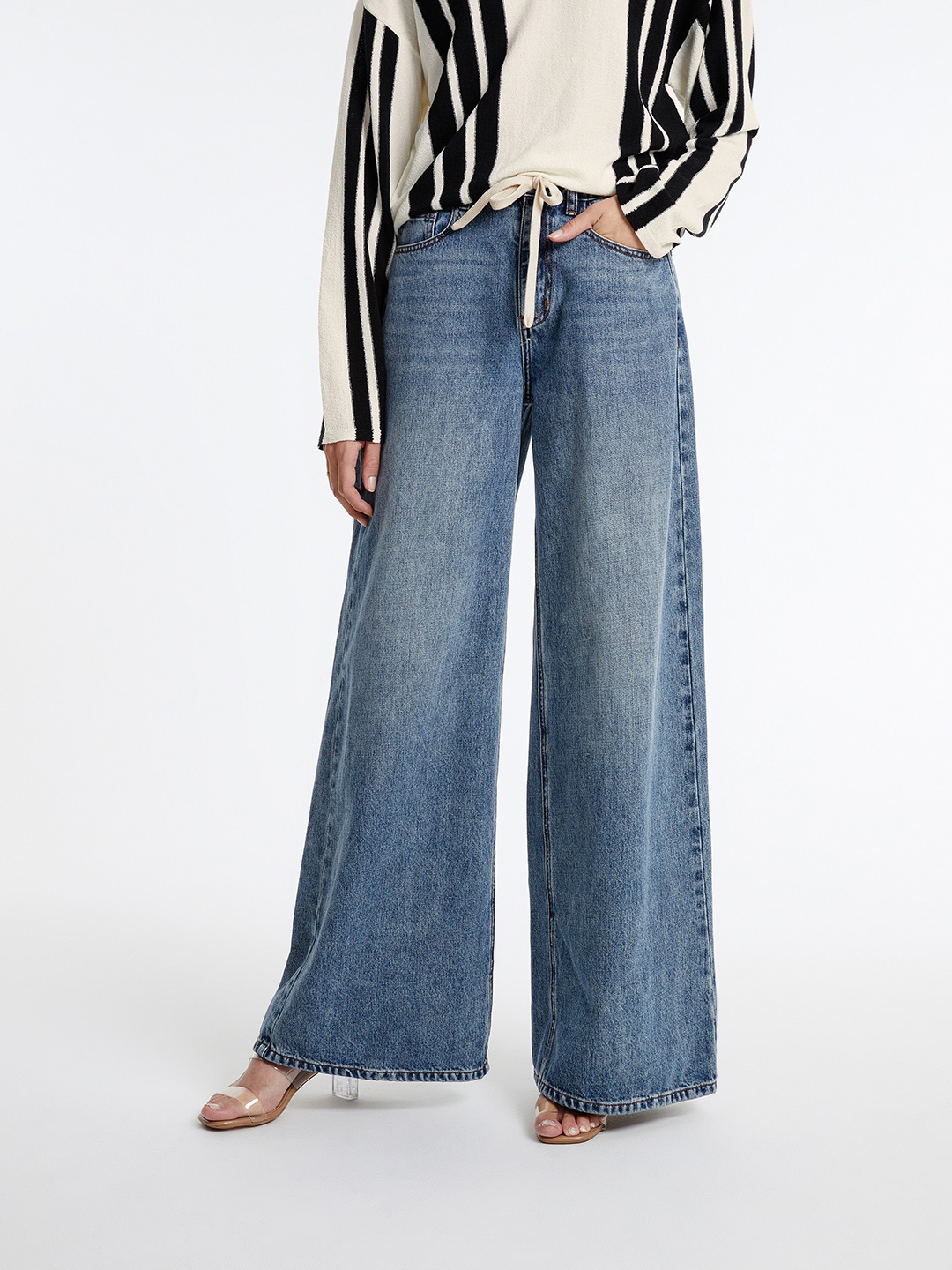 

Urban Revivo Pure Cotton Wide Leg High-Rise Light Fade Stretchable Jeans, Blue