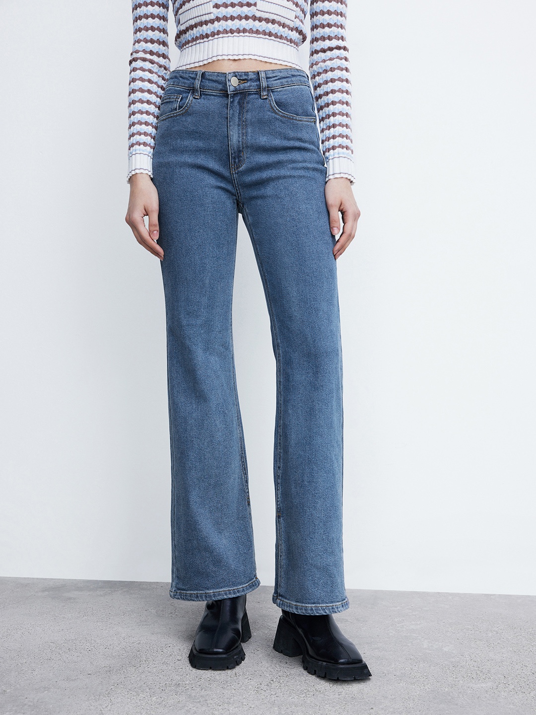 

Urban Revivo Women Flared Stretchable Jeans, Blue