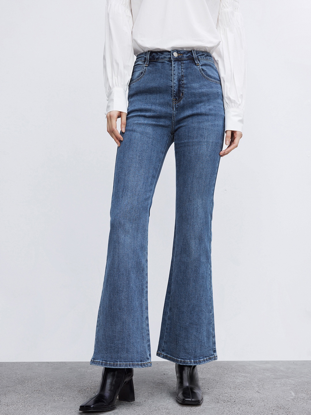 

Urban Revivo Women Flared High-Rise Jeans, Blue