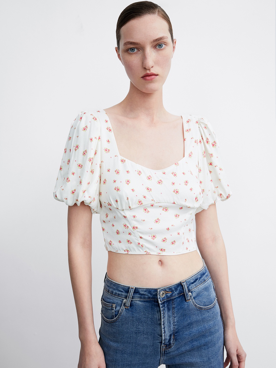 

Urban Revivo Floral Print Sweetheart Neck Puff Sleeve Crop Top, Off white