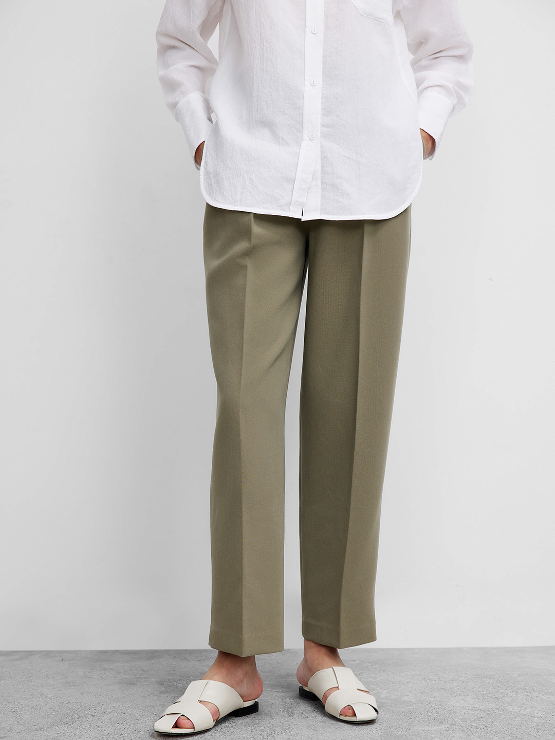 

Urban Revivo Women High-Rise Carrot Fit Pleated Trousers, Olive