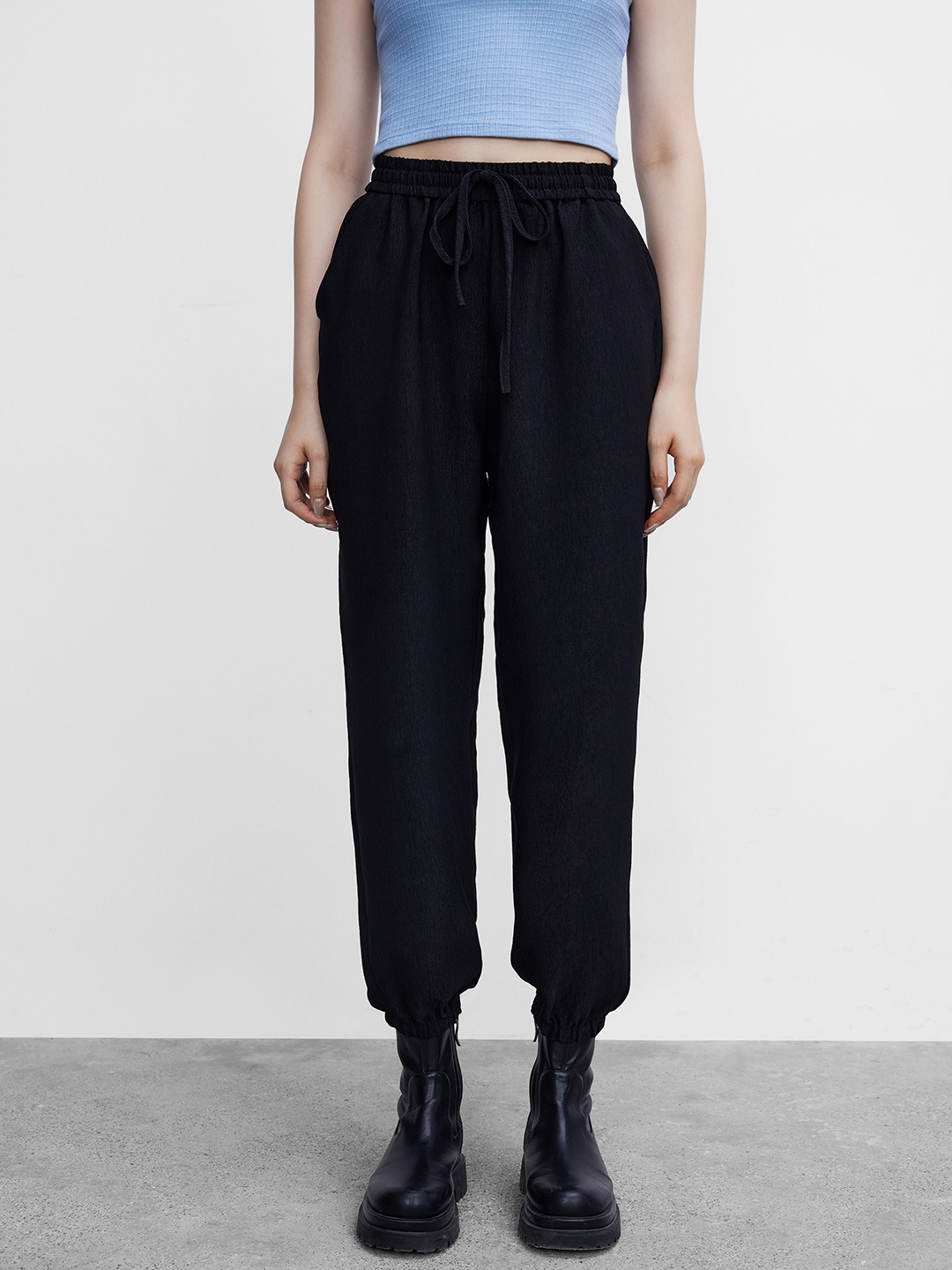 

Urban Revivo Women Loose Fit Joggers, Black