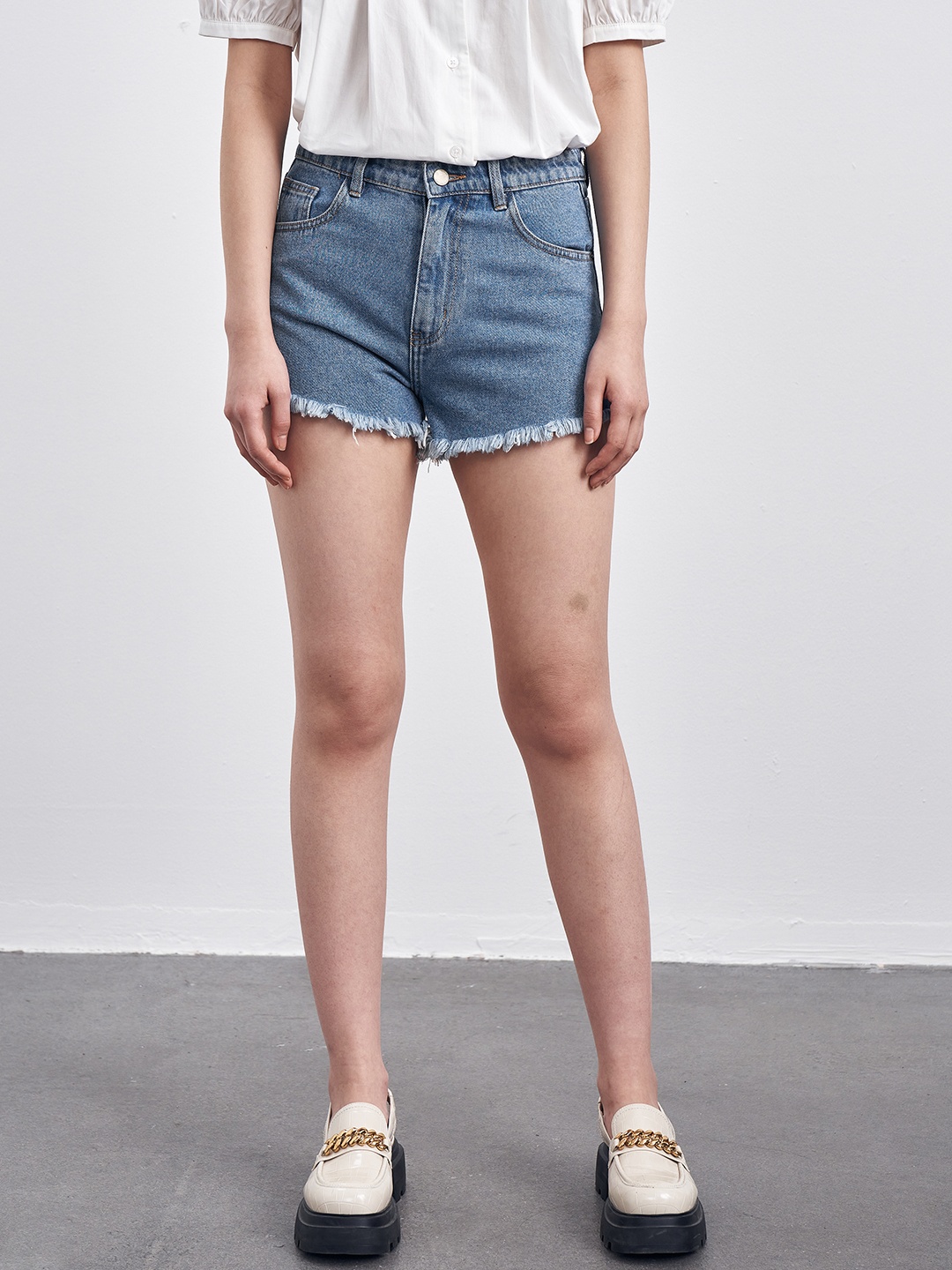 

Urban Revivo Women High-Rise Frayed Denim Shorts, Navy blue