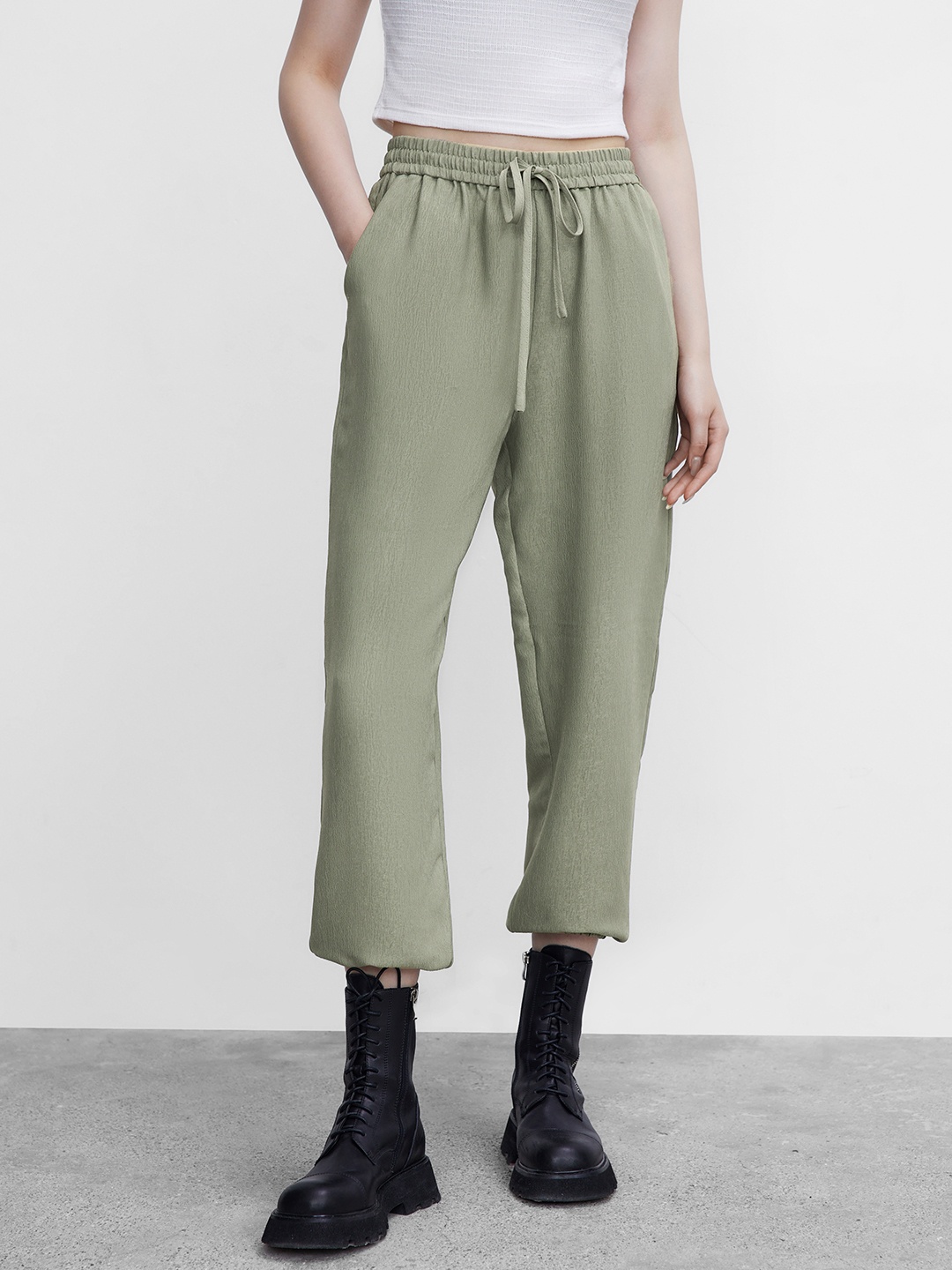 

Urban Revivo Women Loose Fit Joggers, Green