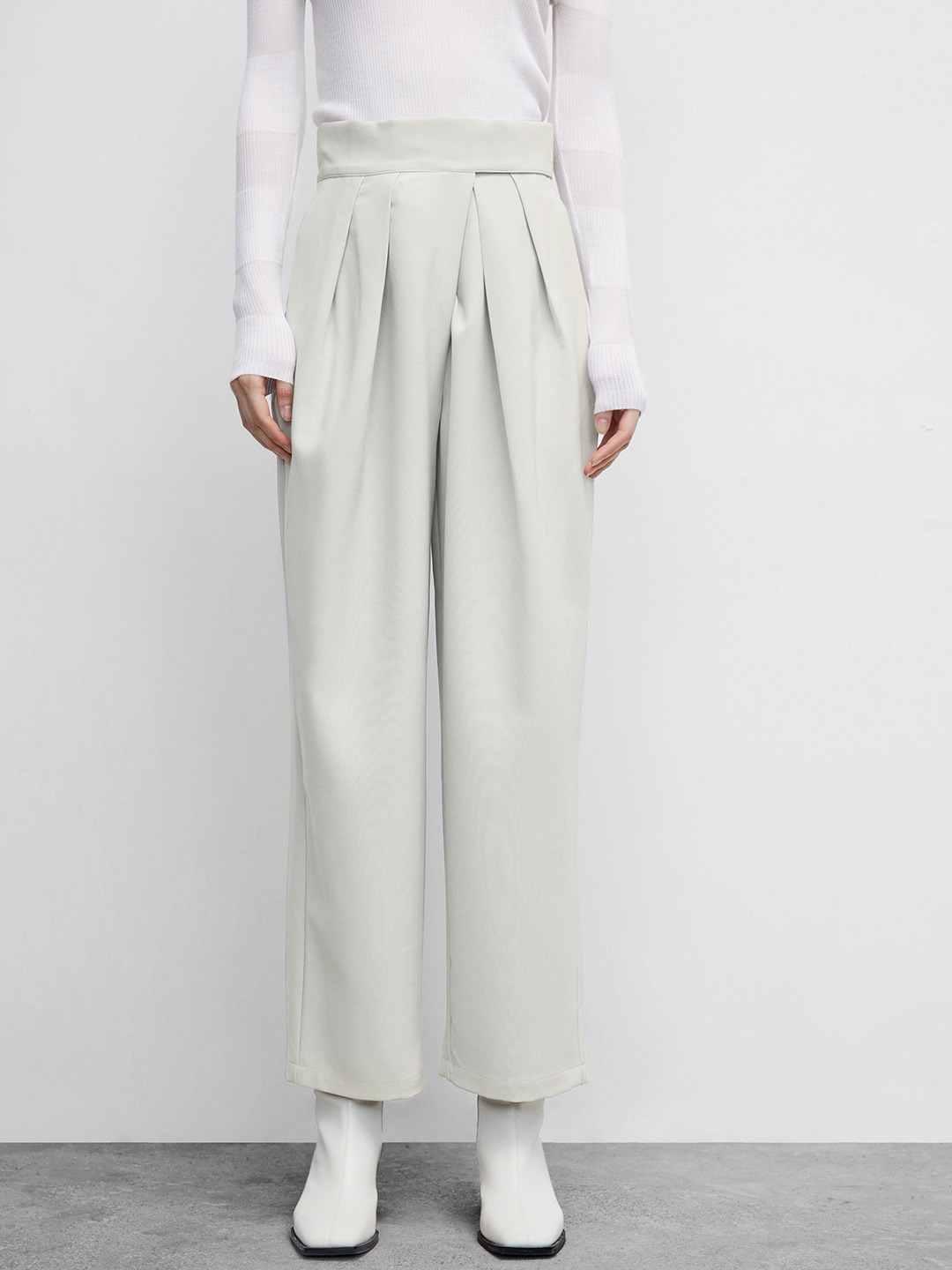 

Urban Revivo Women Carrot High-Rise Pleated Trousers, Grey