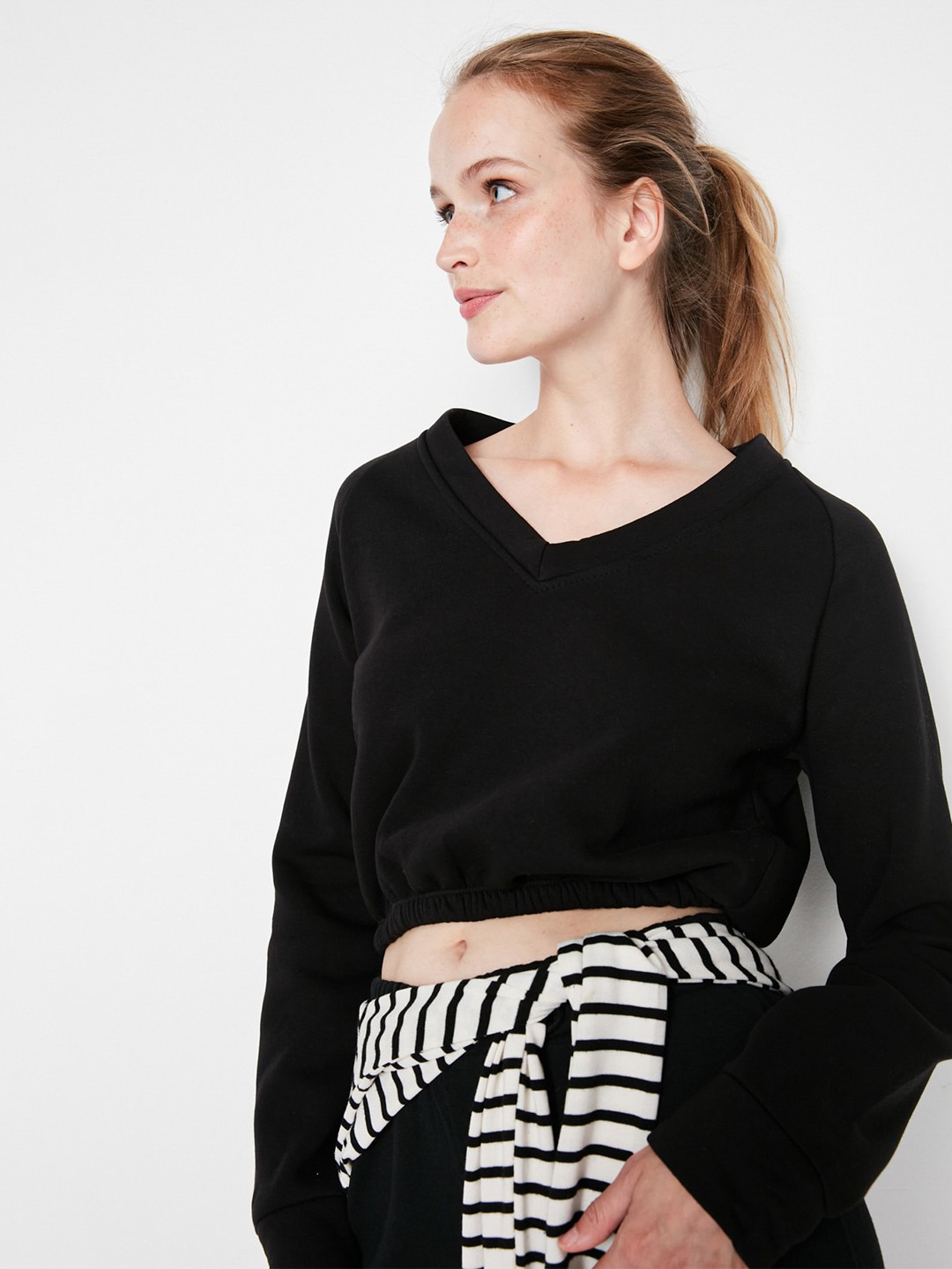 

Trendyol Hooded Pullover Crop Sweatshirt, Black
