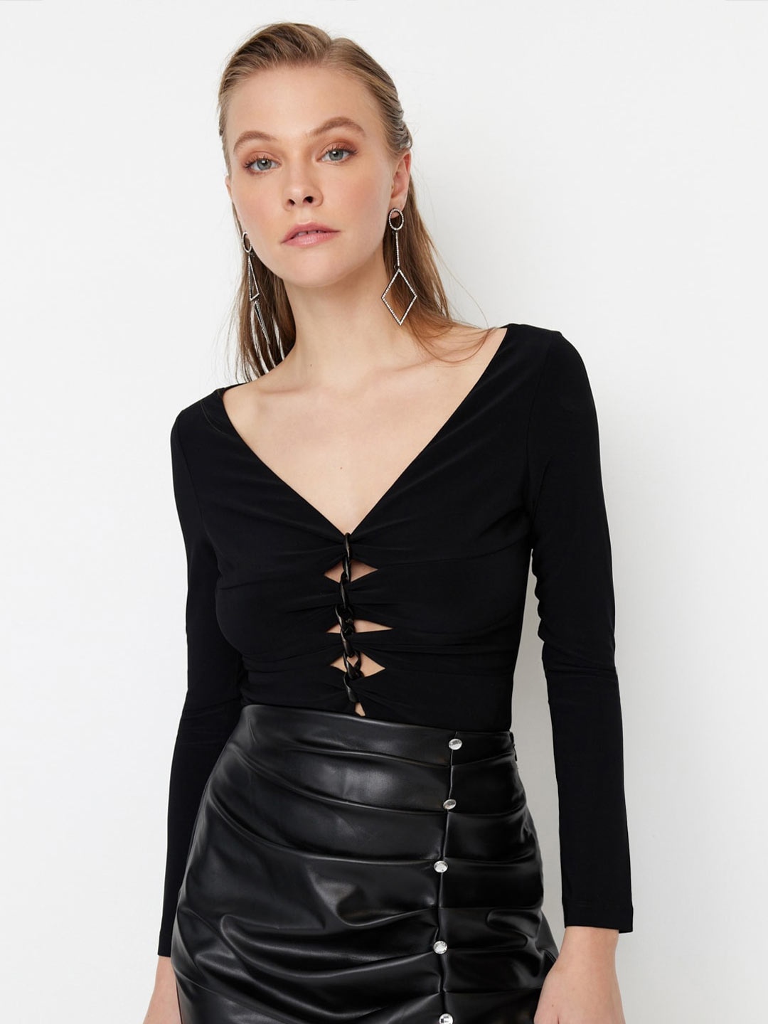 

Trendyol V-Neck Cut Out Fitted Top, Black